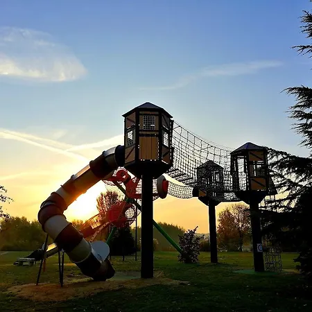 Explorers Marne-la-vallee מלון 3*